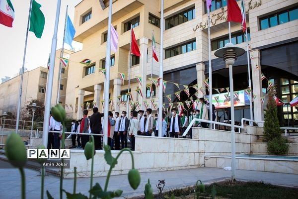 اجرای سرودهای انقلابی توسط پیشتازان  شیرازی