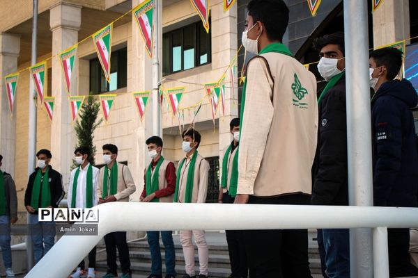 اجرای سرودهای انقلابی توسط پیشتازان  شیرازی