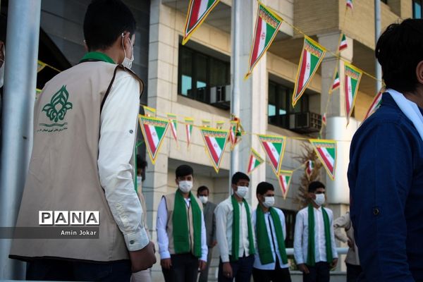 اجرای سرودهای انقلابی توسط پیشتازان  شیرازی