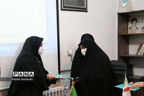 مراسم تجلیل از مربیان پیشتاز سازمان دانش‌آموزی ناحیه 5 مشهد