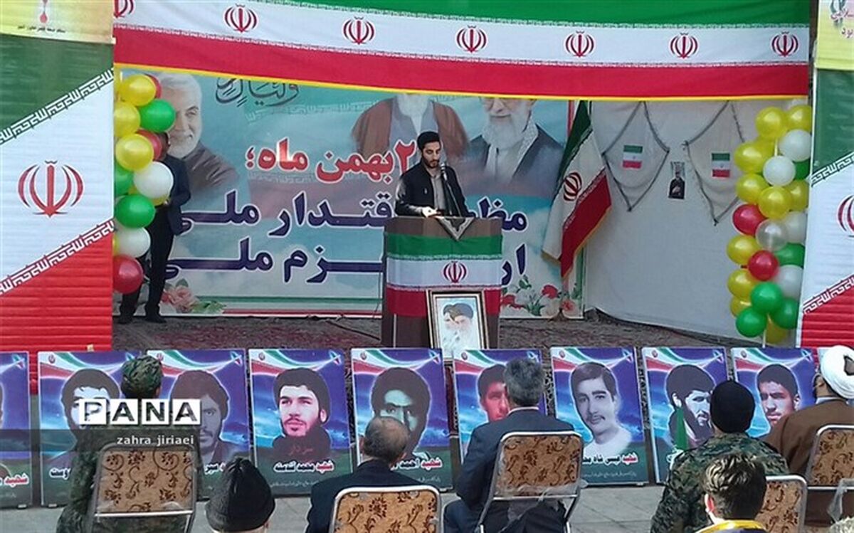 دکلمه‌خوانی تجدید عهد، جلوه‌ای ویژه به مراسم ۲۲ بهمن خاورشهر بخشید