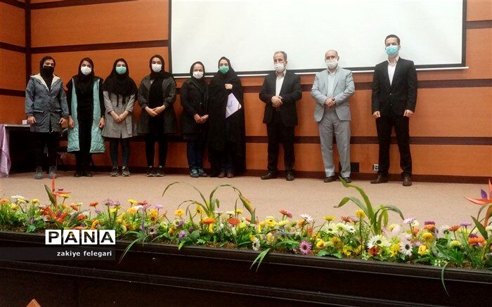 تجلیل از  دانش‌آموزان  برتر ناحیه دو بهارستان درمسابقات قرآن، عترت،نماز و فرهنگی هنری