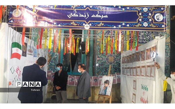 بازدید معاون پرورشی و فرهنگی منطقه 3 از نمایشگاه مدرسه انقلاب