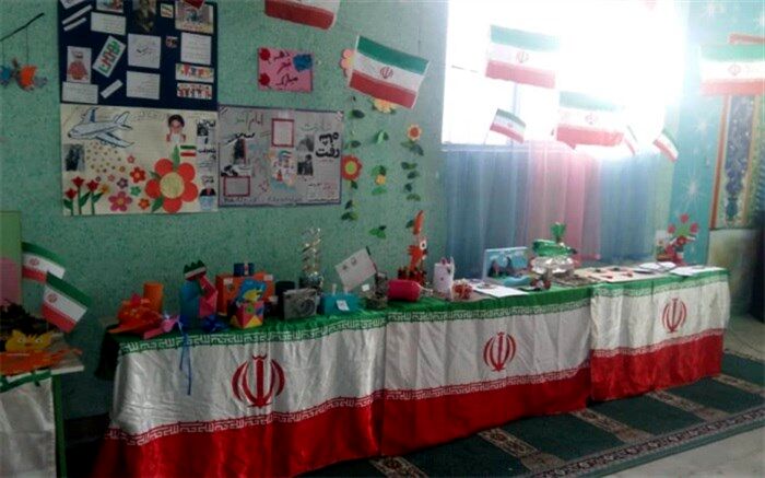 برگزاری نمایشگاه دهه فجر در مدرسه ارشاد آموزش و پرورش رودهن