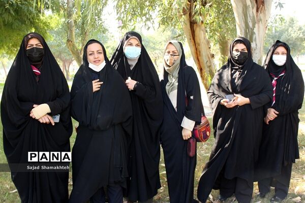 غبار روبی مزار شهدای گمنام اهواز به‌مناسبت دهه فجر