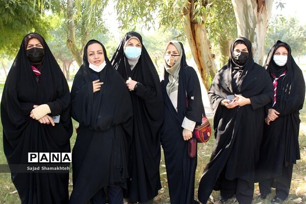 غبار روبی مزار شهدای گمنام اهواز به‌مناسبت دهه فجر