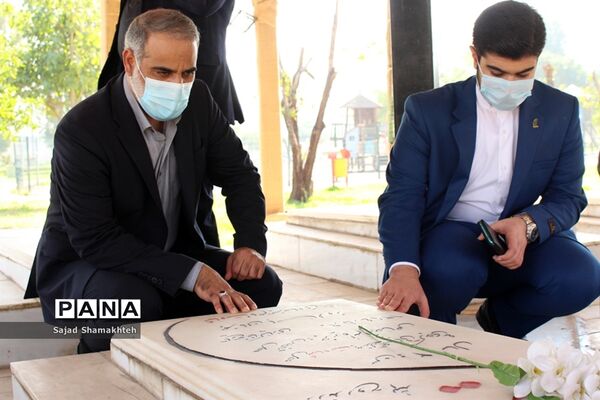 غبار روبی مزار شهدای گمنام اهواز به‌مناسبت دهه فجر