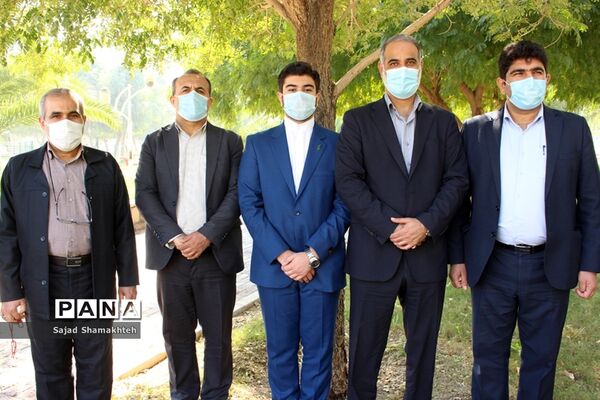 غبار روبی مزار شهدای گمنام اهواز به‌مناسبت دهه فجر