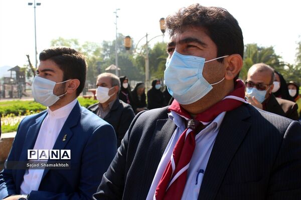 غبار روبی مزار شهدای گمنام اهواز به‌مناسبت دهه فجر