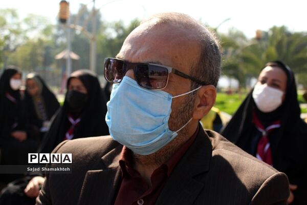 غبار روبی مزار شهدای گمنام اهواز به‌مناسبت دهه فجر