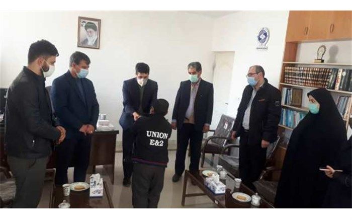 اهدای 9 گوشی هوشمند و تبلت به دانش‌آموزان تحت پوشش کمیته امداد شهرستان خلخال