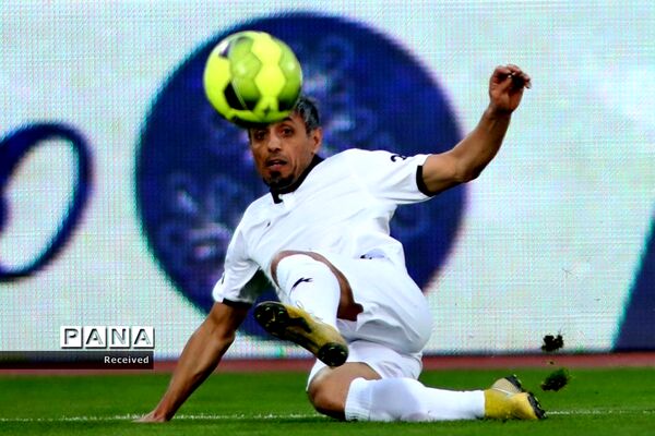 دیدار منتخب سرخابی‌ها و منتخب جام جهانی ۱۹۹۸ فرانسه