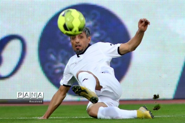 دیدار منتخب سرخابی‌ها و منتخب جام جهانی ۱۹۹۸ فرانسه