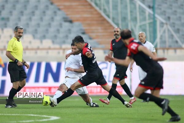 دیدار منتخب سرخابی‌ها و منتخب جام جهانی ۱۹۹۸ فرانسه