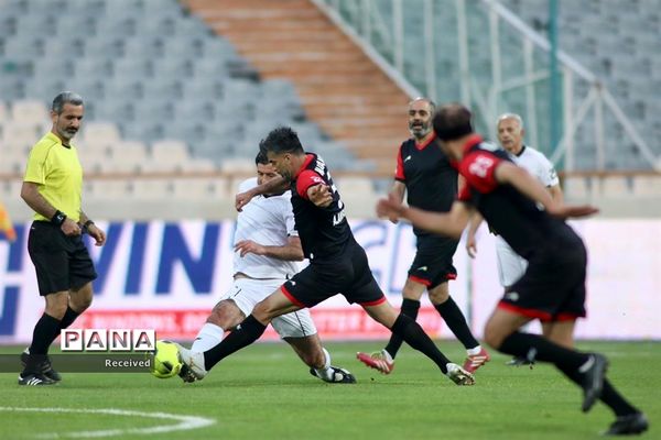 دیدار منتخب سرخابی‌ها و منتخب جام جهانی ۱۹۹۸ فرانسه