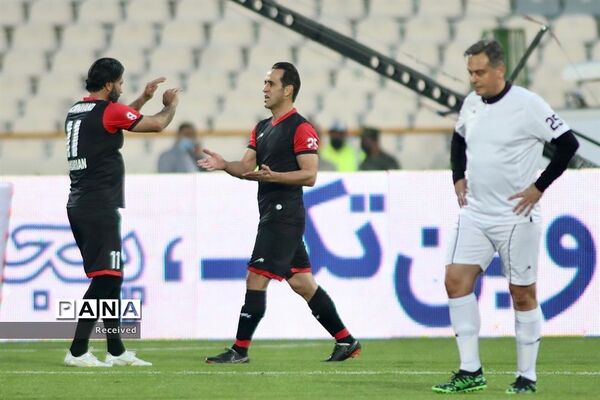 دیدار منتخب سرخابی‌ها و منتخب جام جهانی ۱۹۹۸ فرانسه