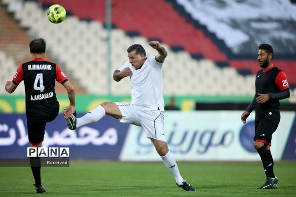 دیدار منتخب سرخابی‌ها و منتخب جام جهانی ۱۹۹۸ فرانسه