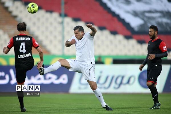 دیدار منتخب سرخابی‌ها و منتخب جام جهانی ۱۹۹۸ فرانسه
