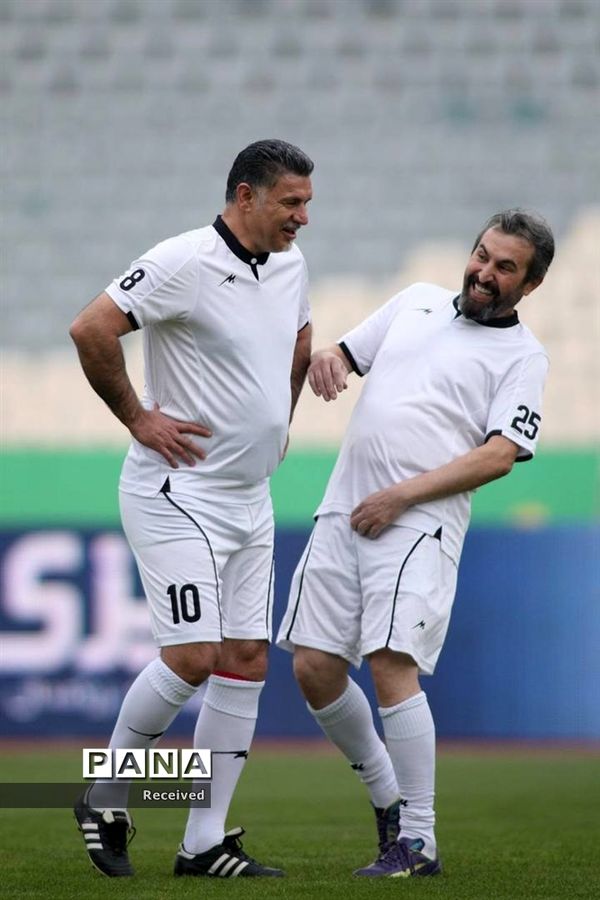 دیدار منتخب سرخابی‌ها و منتخب جام جهانی ۱۹۹۸ فرانسه