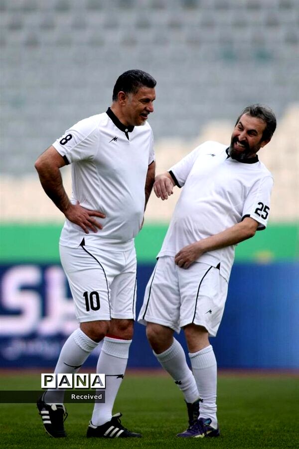 دیدار منتخب سرخابی‌ها و منتخب جام جهانی ۱۹۹۸ فرانسه