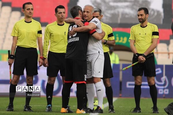 دیدار منتخب سرخابی‌ها و منتخب جام جهانی ۱۹۹۸ فرانسه