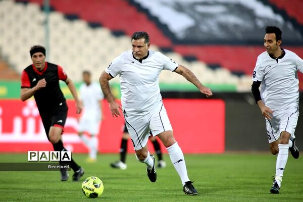 دیدار منتخب سرخابی‌ها و منتخب جام جهانی ۱۹۹۸ فرانسه