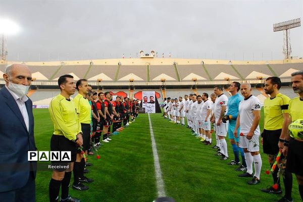 دیدار منتخب سرخابی‌ها و منتخب جام جهانی ۱۹۹۸ فرانسه