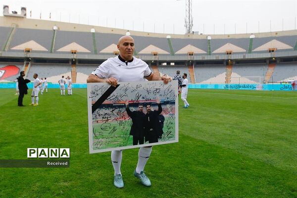 دیدار منتخب سرخابی‌ها و منتخب جام جهانی ۱۹۹۸ فرانسه