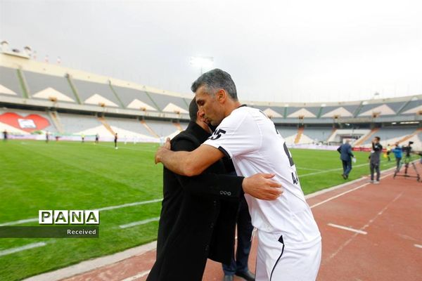 دیدار منتخب سرخابی‌ها و منتخب جام جهانی ۱۹۹۸ فرانسه