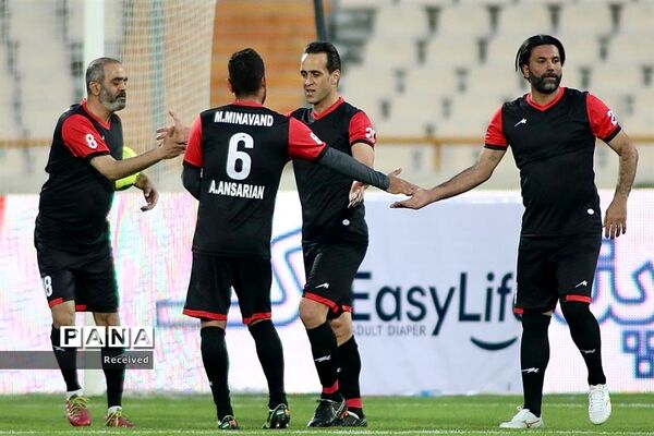 دیدار منتخب سرخابی‌ها و منتخب جام جهانی ۱۹۹۸ فرانسه