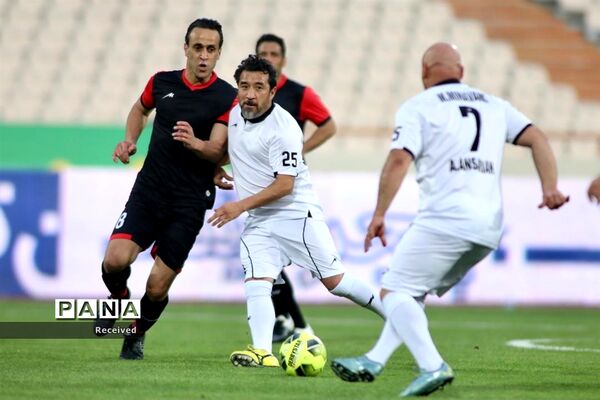 دیدار منتخب سرخابی‌ها و منتخب جام جهانی ۱۹۹۸ فرانسه