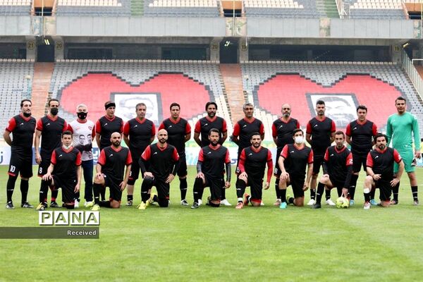 دیدار منتخب سرخابی‌ها و منتخب جام جهانی ۱۹۹۸ فرانسه