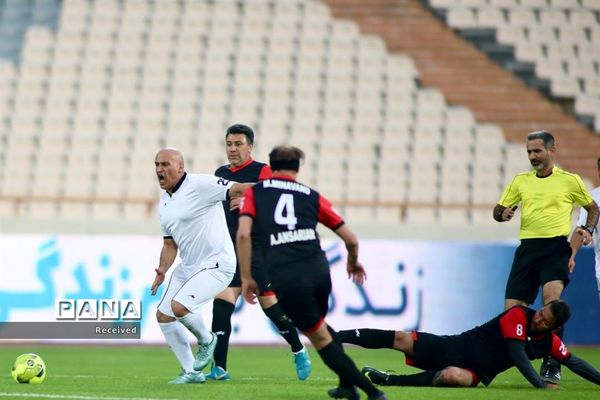 دیدار منتخب سرخابی‌ها و منتخب جام جهانی ۱۹۹۸ فرانسه