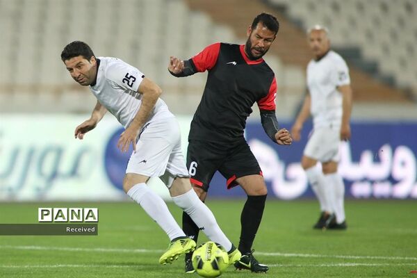 دیدار منتخب سرخابی‌ها و منتخب جام جهانی ۱۹۹۸ فرانسه