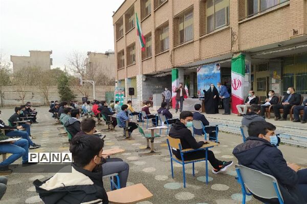 تجلیل از دانش‌آموزان برتر دبیرستان ماندگار مدرس آموزش و پرورش ناحیه دو شهر ری