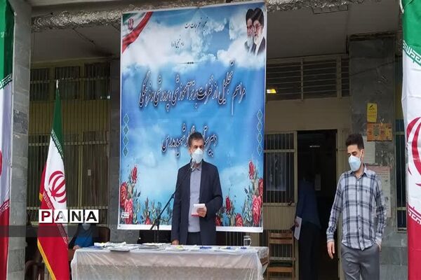 تجلیل از دانش‌آموزان برتر دبیرستان ماندگار مدرس آموزش و پرورش ناحیه دو شهر ری