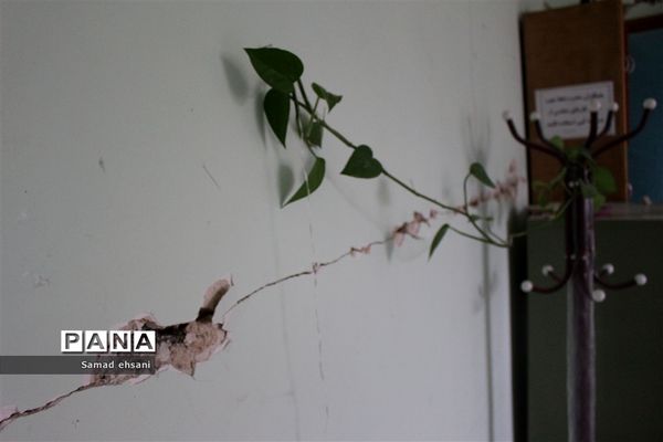 آسیب جدی زمین لرزه به  منازل مسکونی شهر سی سخت -1