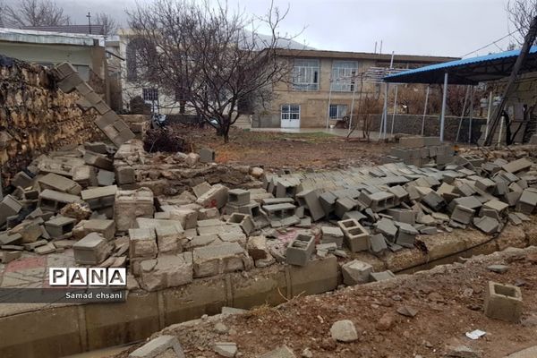 تخریب دیوار باغ ها و خسارت سنگین به  امکان تفریحی شهر سی سخت بر اثر زلزله