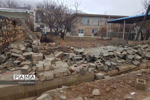 تخریب دیوار باغ ها و خسارت سنگین به  امکان تفریحی شهر سی سخت بر اثر زلزله