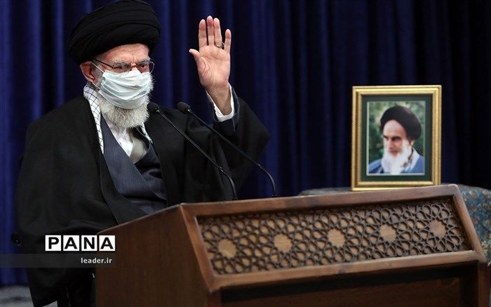 انقلاب نشان «نقش‌آفرینی در مسائل اساسی» را بر سینه جوانان برومند کشور نشاند