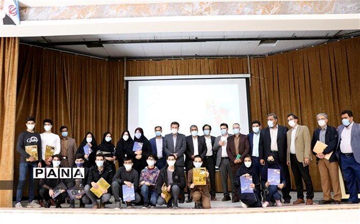 برگزاری تجلیل از رتبه های برتر کشوری و استانی آموزش و پرورش ناحیه2 کرمان در جشنواره تولید محتوای الکترونیکی رشد
