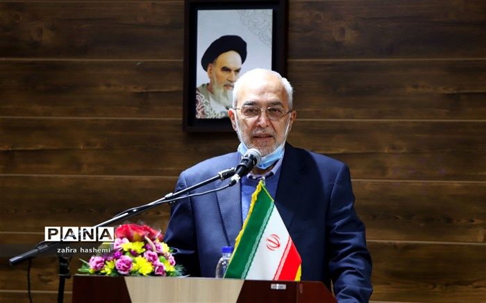 باید از نظام تعلیم و تربیت مراقبت شود تا بتواند در جهت الگوی تکامل اجتماعی حرکت کند