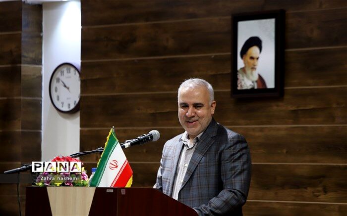 جامعه ای که بزرگان خویش را ارج ننهد؛ جامعه ای بدون پشتوانه است