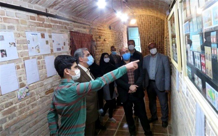 بازدید مدیرکل آموزش و پرورش از نمایشگاه اختصاصی تابلو تمبر دانش آموز البرزی