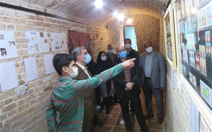 بازدید مدیرکل آموزش و پرورش از نمایشگاه اختصاصی تابلو تمبر دانش آموز البرزی