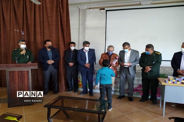 اهدا ۵۰ تبلت دانش‌آموزی توسط خیر نیکوکار عطا بهارلو به دانش‌آموزان نیازمند در داراب