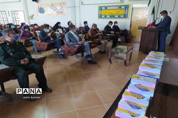 اهدا ۵۰ تبلت دانش‌آموزی توسط خیر نیکوکار عطا بهارلو به دانش‌آموزان نیازمند در داراب