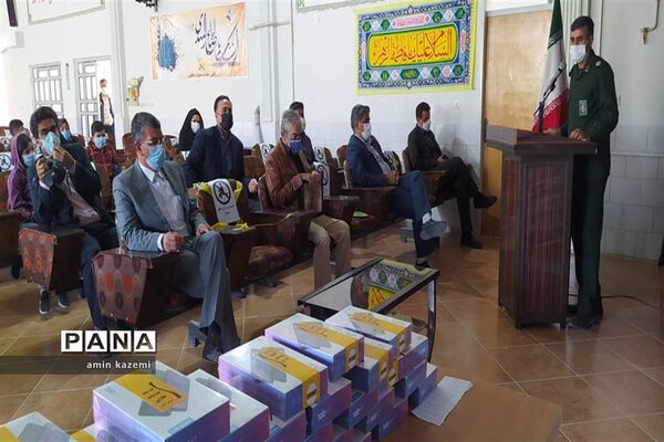 اهدا ۵۰ تبلت دانش‌آموزی توسط خیر نیکوکار عطا بهارلو به دانش‌آموزان نیازمند در داراب