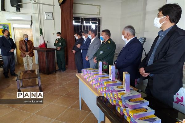 اهدا ۵۰ تبلت دانش‌آموزی توسط خیر نیکوکار عطا بهارلو به دانش‌آموزان نیازمند در داراب