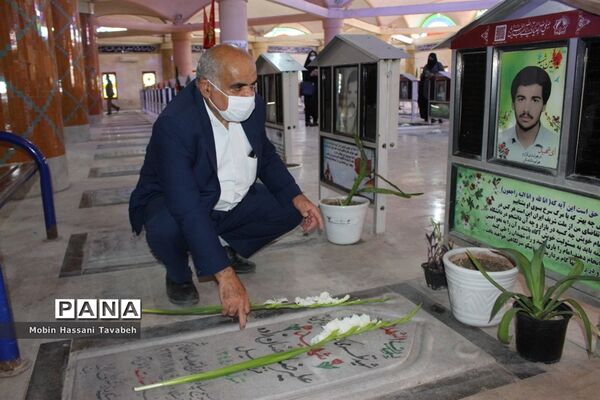 غبارروبی و عطر افشانی قبور مطهر شهدای بوشهر